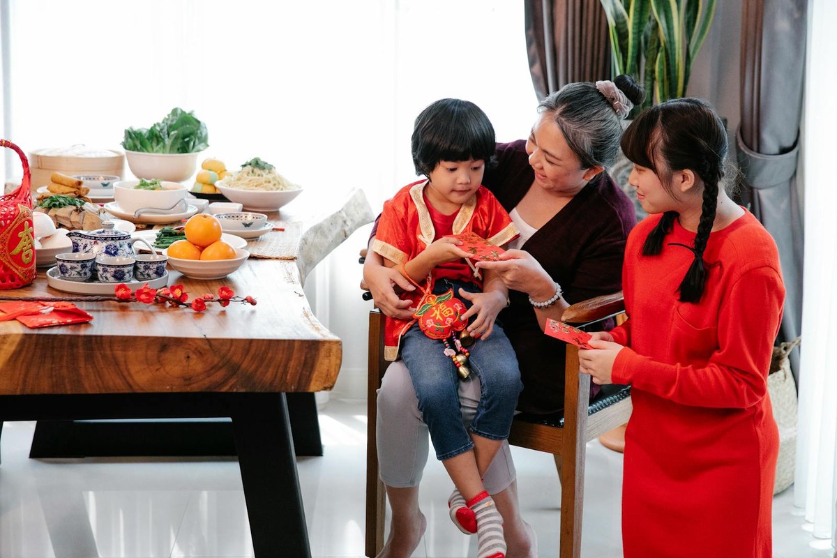 15 Thoughtful Gifts That Make Aging-in-Place Safer (For Adult Kids Buying for Parents)